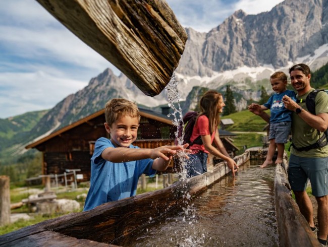 Familientaugliche Wanderungen und frisches Quellwasser zum Erfrischen in Ramsau am Dachstein © Schladming-Dachstein_Christine Höflehner