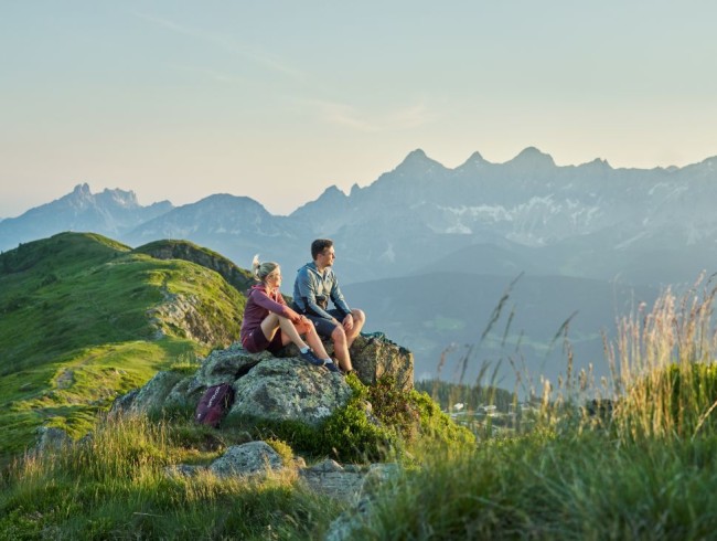 Rast beim Wandern mit Ausblick auf das Dachstein Massiv © Schladming-Dachstein_Peter Burgstaller