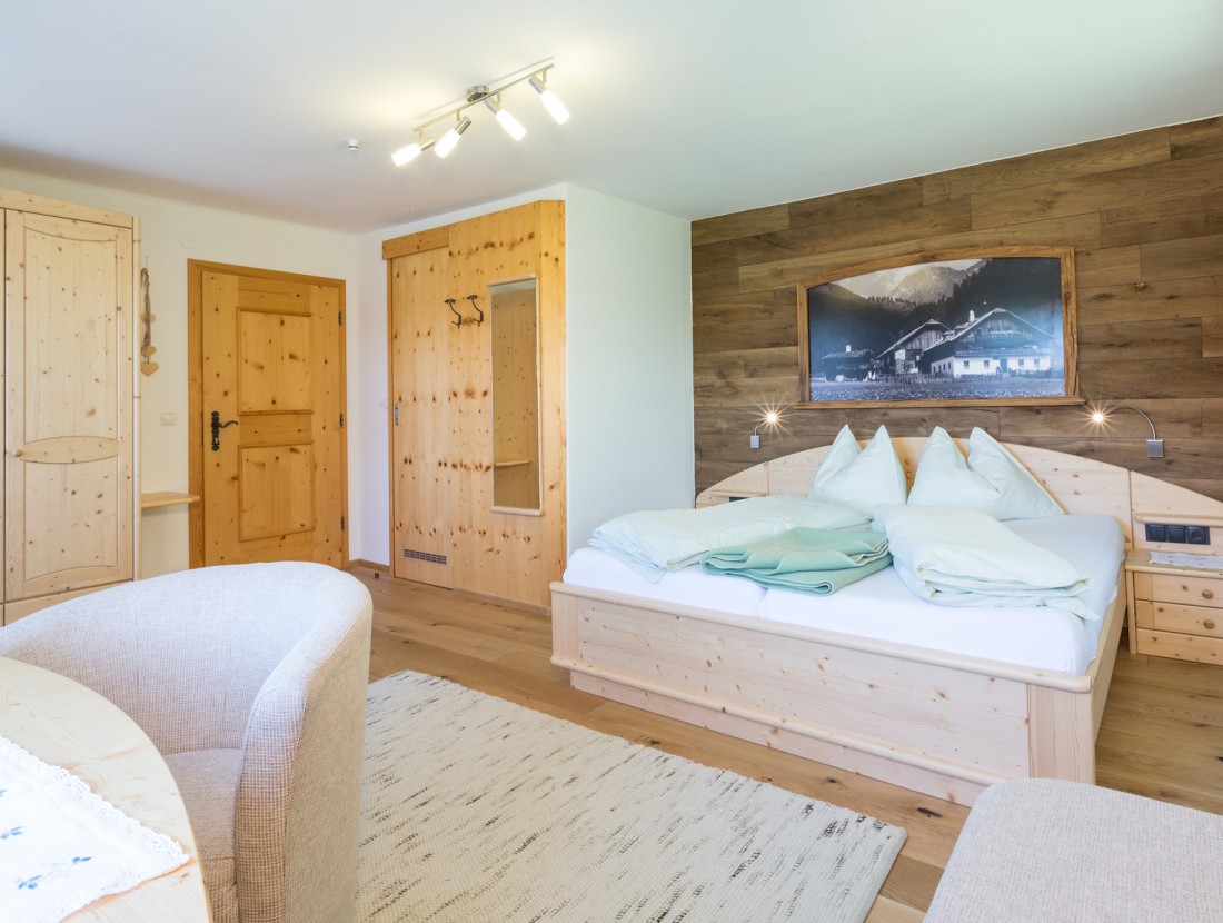 Helles Schlafzimmer mit Holzmöbeln und einem Bild an der Wand